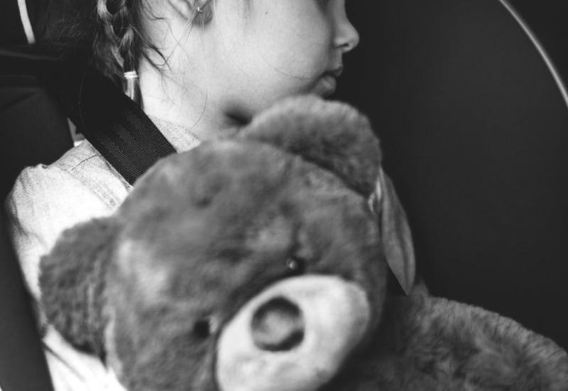 Dijete u automobilu - Savjeti kako djetetu reći za razvod ovisno  njihovim godinama